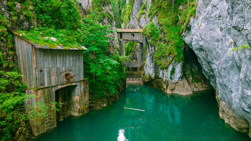 Lacul Ochiul Beiului și Lacul Scropoasa, două comori de smarald ale României