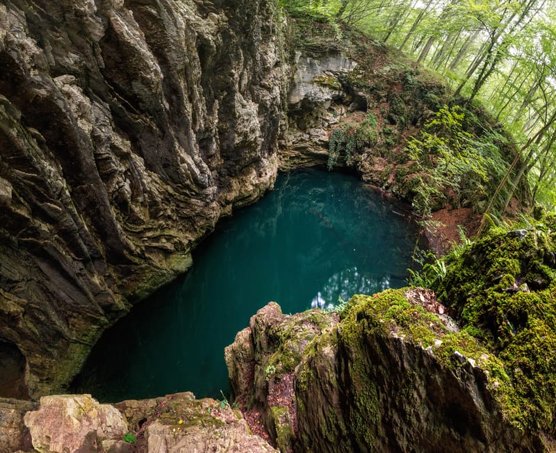 Lacul Ochiul Beiului și Lacul Scropoasa, două comori de smarald ale României