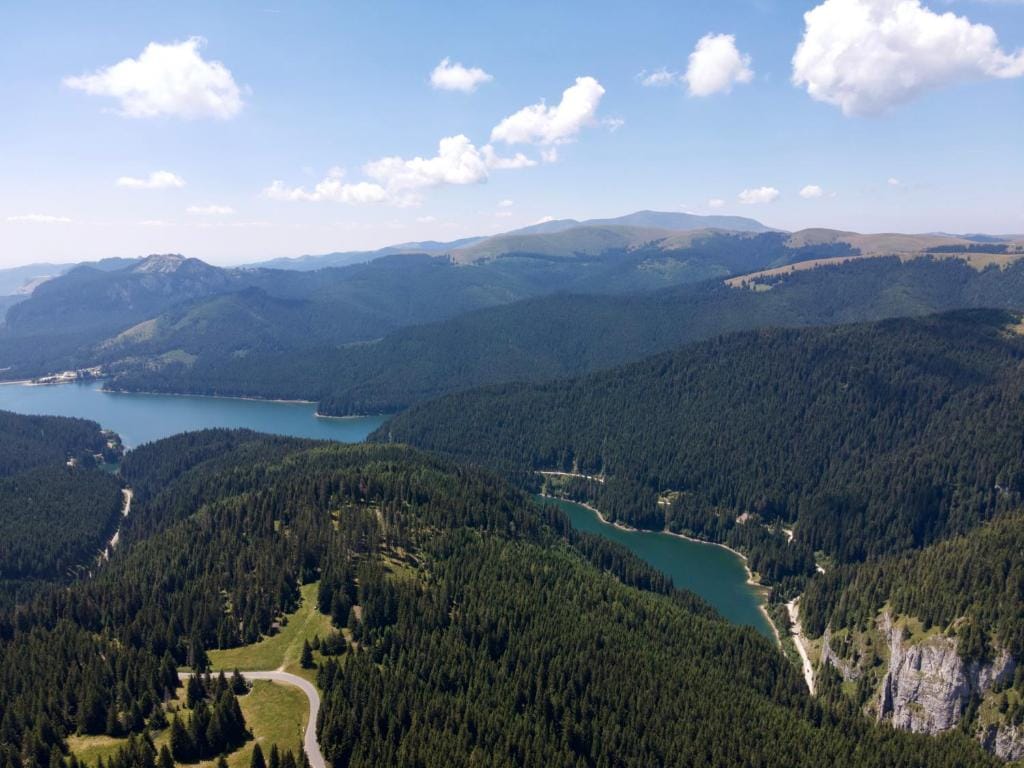 Lacul Ochiul Beiului și Lacul Scropoasa, două comori de smarald ale României