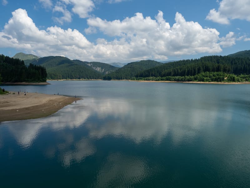 Lacul Ochiul Beiului și Lacul Scropoasa, două comori de smarald ale României