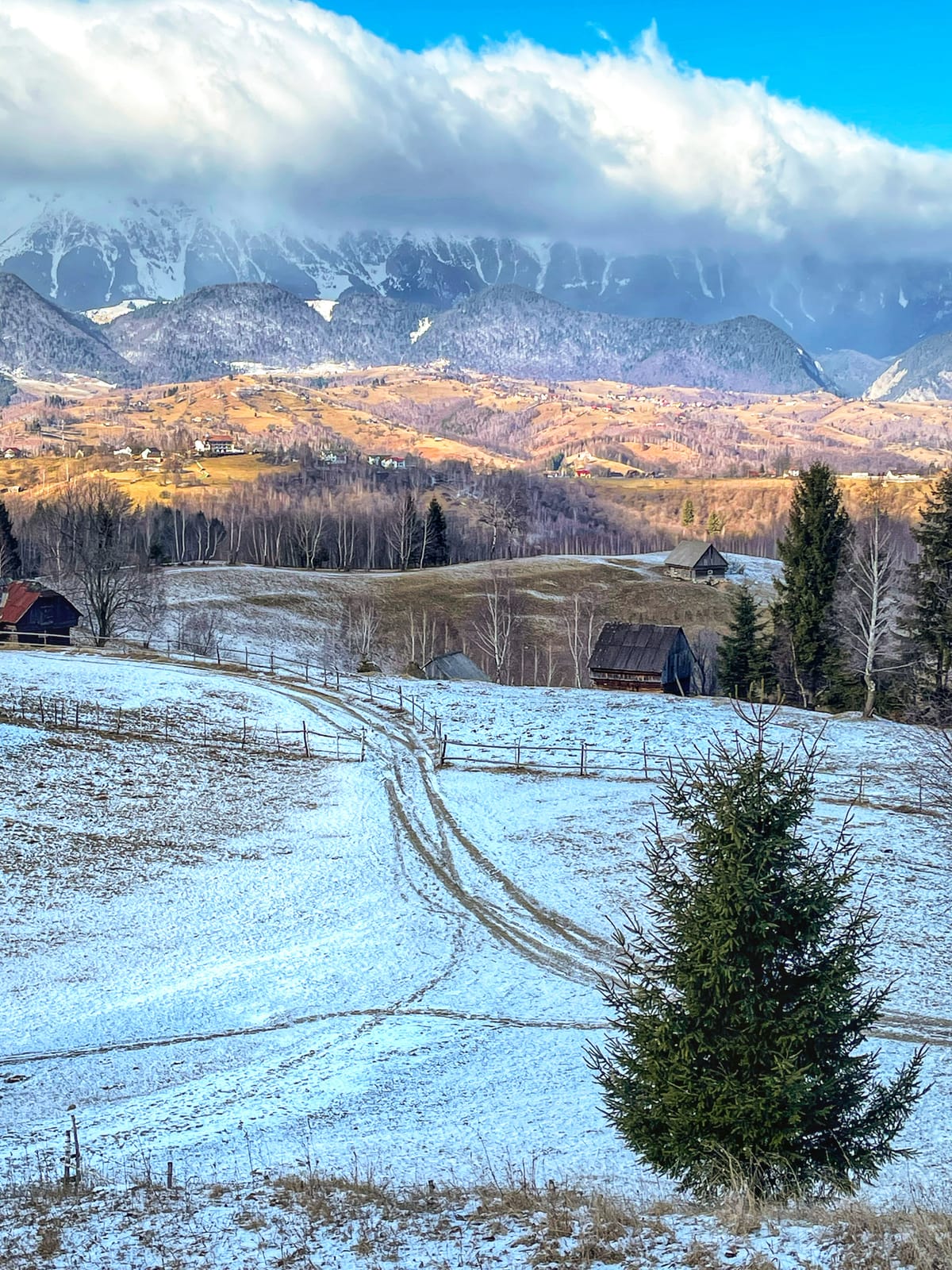 3 conace cu peisaje de vis din România