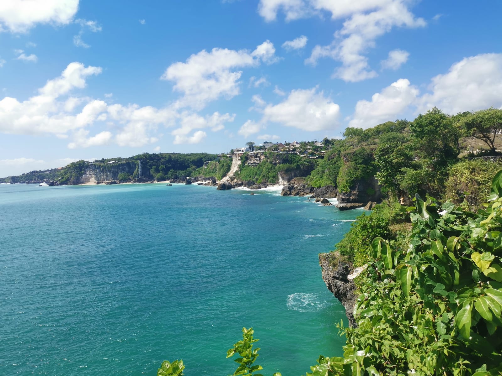 Vacanță Bali: Descoperă plajele paradisiace din Uluwatu